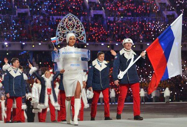 Rossiyalik sportchi Aleksandr Zubkov va model Irina Sheyk Sochi Olimpiya oʻyinlari ochilish marosimida. - Sputnik Oʻzbekiston