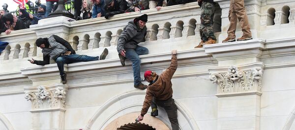 AQShning amaldagi prezidenti Donald Tramp tarafdorlari Vashingtondagi Kongress binosi oldida. - Sputnik O‘zbekiston