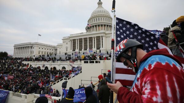 Участники акции протеста сторонников действующего президента США Дональда Трампа у здания конгресса в Вашингтоне - Sputnik Ўзбекистон