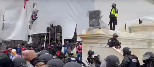 Штурм Капитолия, стрельба и погибшие: главное о событиях в Вашингтоне - Sputnik Узбекистан