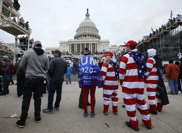 Протестующие у здания конгресса в Вашингтоне в костюмах с принтом в виде флага США. - Sputnik Узбекистан