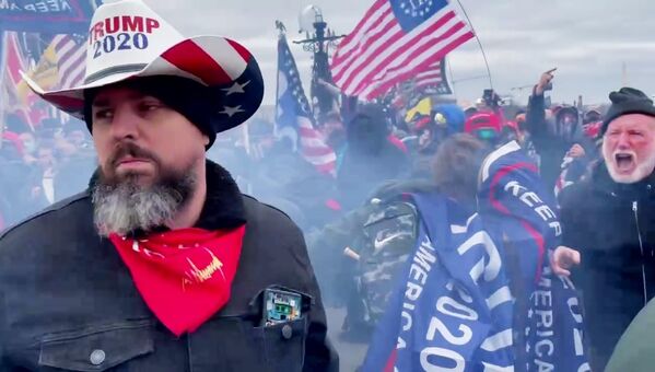 Мужчина в ковбойской шляпе с надписью Трамп-2020 у здания конгресса в Вашингтоне.  - Sputnik Узбекистан