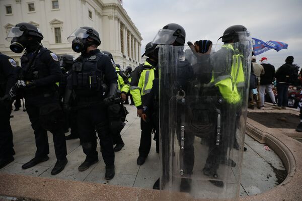 Сотрудники полиции во время акции протеста в Вашингтоне. - Sputnik Узбекистан