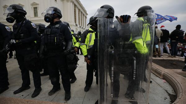 Сотрудники полиции во время акции протеста сторонников действующего президента США Дональда Трампа у здания конгресса в Вашингтоне - Sputnik Ўзбекистон
