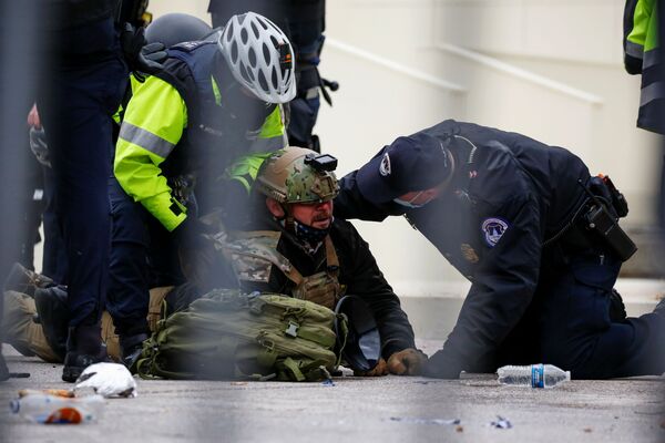 Митингующий задержан сотрудниками правоохранительных органов во время акции протеста в Вашингтоне. - Sputnik Узбекистан