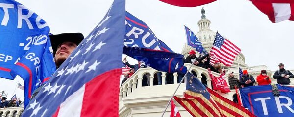 Участники акции протеста сторонников действующего президента США Дональда Трампа у здания конгресса в Вашингтоне  - Sputnik Узбекистан