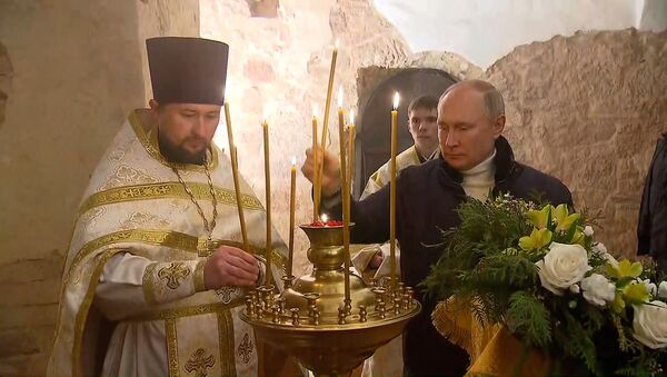 Путин встретил Рождество в древней новгородской церкви Николы на Липне - Sputnik Узбекистан