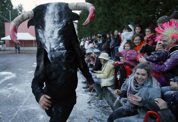 В Стране Басков во Франции проводится карнавал в честь пробуждения медведя от зимней спячки и возвращения весны. Частым костюмом на карнавале является черный бык, тесно связанный с мифологией басков. - Sputnik Узбекистан
