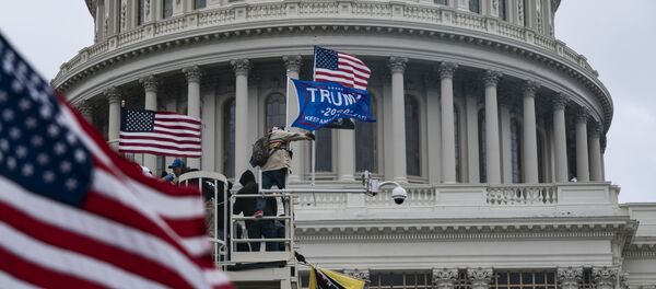 Сторонники Дональда Трампа у Капитолия - Sputnik Узбекистан