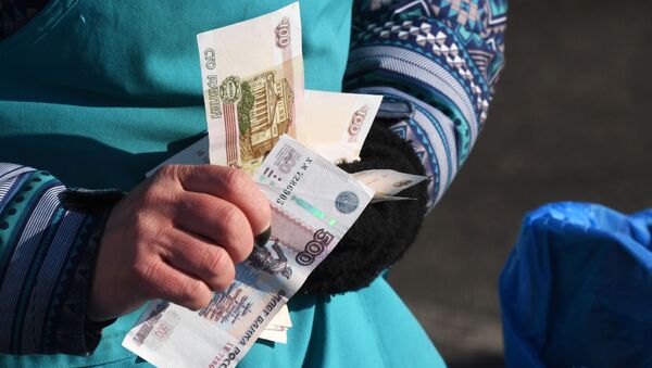 Женщина держит деньги в руках - Sputnik Узбекистан