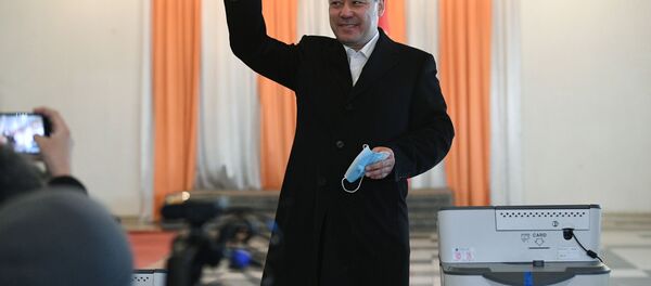 Кандидат в президенты Кыргызской Республики Садыр Жапаров после голосования на досрочных выборах президента на одном из избирательных участков в Бишкеке. - Sputnik Узбекистан