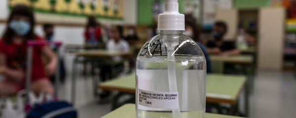 Антисептик в школьном классе - Sputnik Узбекистан