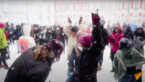 Испанцы радуются снегу, многие видят его впервые в жизни - Sputnik Узбекистан