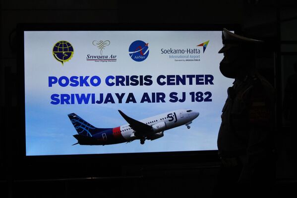 Согласно официальной информации, лайнер исчез с радаров спустя четыре минуты после вылета из аэропорта Джакарты - Sputnik Узбекистан