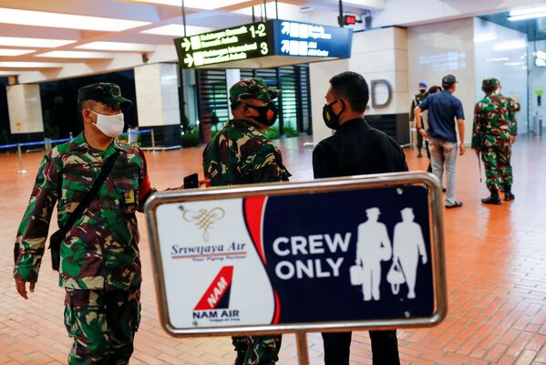 Военнослужащие Индонезии в международном аэропорту Сукарно-Хатта - Sputnik Узбекистан