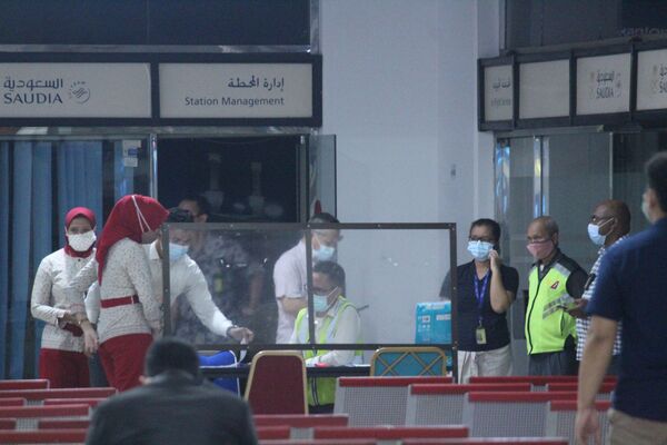 Персонал аэропорта в кризисном центре для родственников пассажиров, погибших при крушении самолета Sriwijaya Air SJY182 - Sputnik Узбекистан