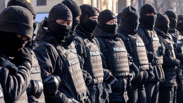 Сотрудники полиции препятствуют проведению акции протеста в центре Алма-Аты в день парламентских выборов в Казахстане. Участники протестов призывают бойкотировать голосование - Sputnik Узбекистан