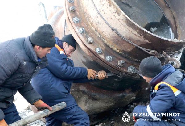 В Андижане из-за резкого похолодания лопнула водораспределительная задвижка - Sputnik Узбекистан