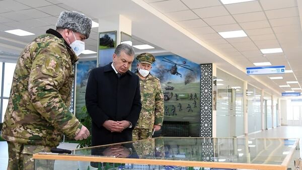 Президент Шавкат Мирзиёев посетил артиллерийскую бригаду Центрального военного округа в Джизакской области - Sputnik Узбекистан