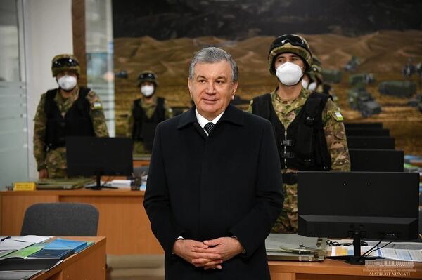 Президент Шавкат Мирзиёев посетил артиллерийскую бригаду Центрального военного округа в Джизакской области - Sputnik Узбекистан