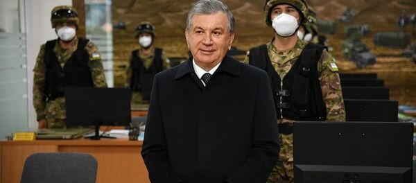 Prezident Shavkat Mirziyoyev posetil artilleriyskuyu brigadu Sentralnogo voyennogo okruga v Djizakskoy oblasti - Sputnik O‘zbekiston