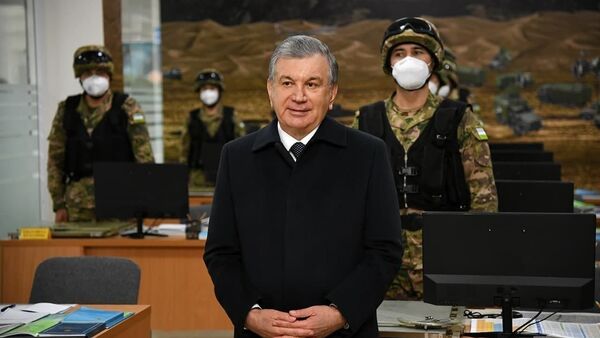 Prezident Shavkat Mirziyoyev posetil artilleriyskuyu brigadu Sentralnogo voyennogo okruga v Djizakskoy oblasti - Sputnik O‘zbekiston