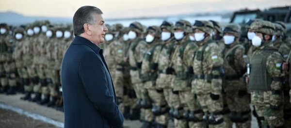 Президент Узбекистана Шавкат Мирзиёев на военном полигоне Фориш в Джизакской области - Sputnik Узбекистан