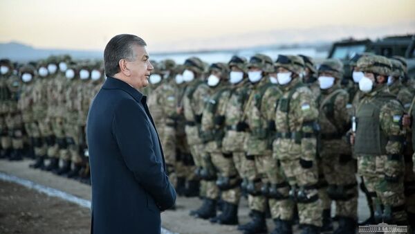 Президент Узбекистана Шавкат Мирзиёев на военном полигоне Фориш в Джизакской области - Sputnik Узбекистан