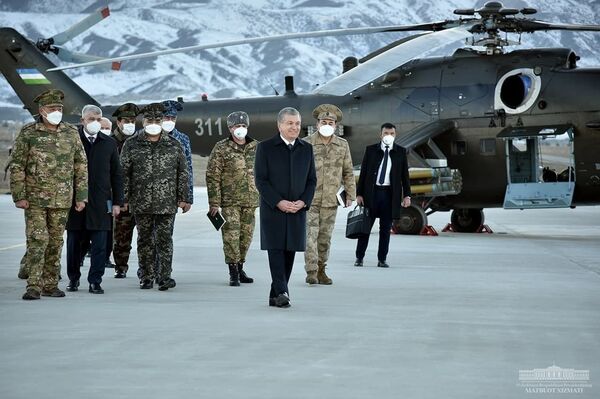 Президент Узбекистана Шавкат Мирзиёев на военном полигоне Фориш в Джизакской области - Sputnik Узбекистан