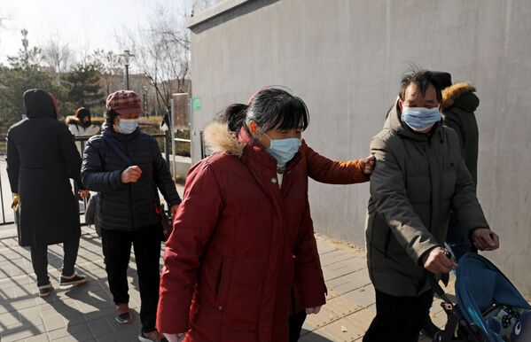 Люди в масках на улице Пекина. - Sputnik Узбекистан