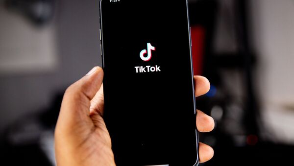 Изображение логотипа социальной сети TikTok на экране телефона - Sputnik Узбекистан