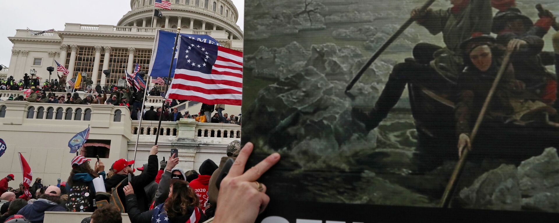 Плакат с картиной Вашингтонский переход через Делавэр в руках сторонников президента США Дональда Трампа во время штурма здания Капитолия США в Вашингтоне - Sputnik Узбекистан, 1920, 12.01.2021
