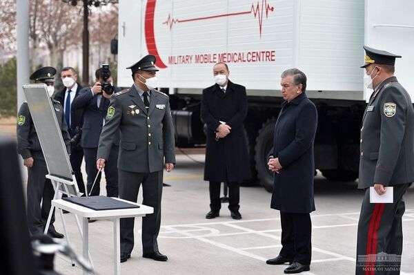 Шавкат Мирзиёев посетил Академию Вооруженных сил - Sputnik Узбекистан