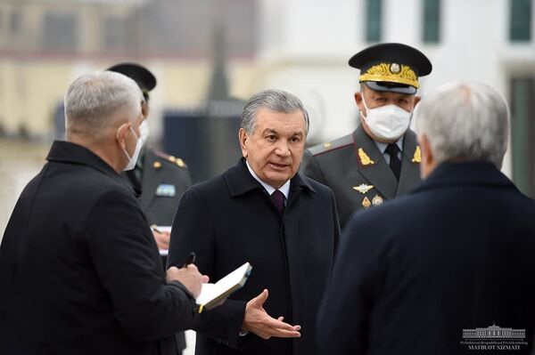 Шавкат Мирзиёев посетил Академию Вооруженных сил - Sputnik Узбекистан