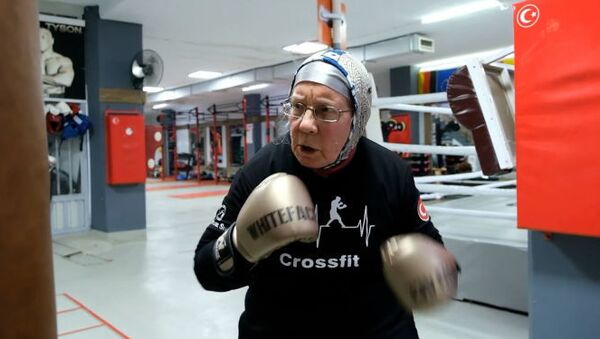 74-letnyaya babushka boretsya s boleznyu Parkinsona na bokserskom ringe - Sputnik O‘zbekiston