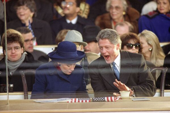 Президент Билл Клинтон ва биринчи хоним Ҳиллари Клинтон инаугурация парадида, 1993 йил. - Sputnik Ўзбекистон