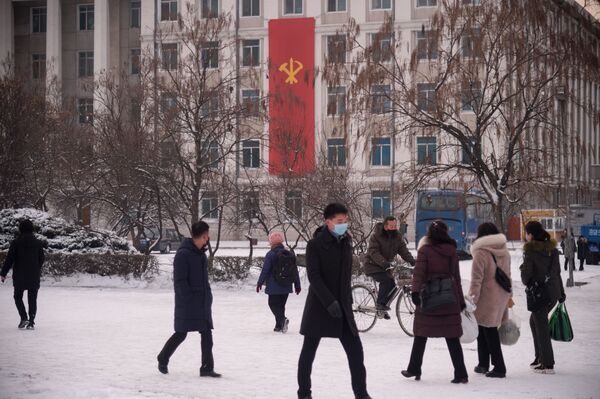 Люди на заснеженных улицах Пхеньяна. - Sputnik Узбекистан