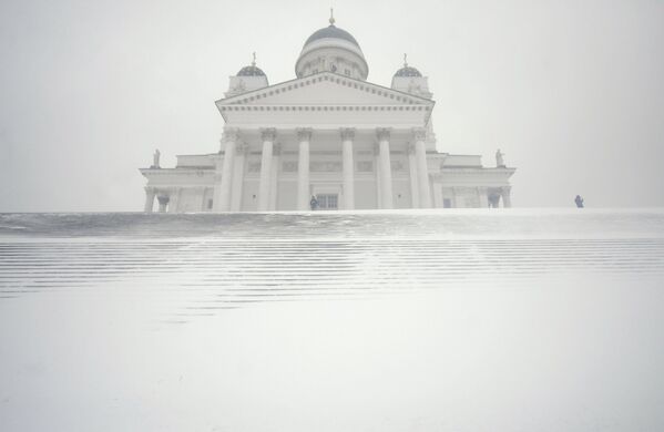 Кафедральный собор Хельсинки во время снежной бури. - Sputnik Узбекистан