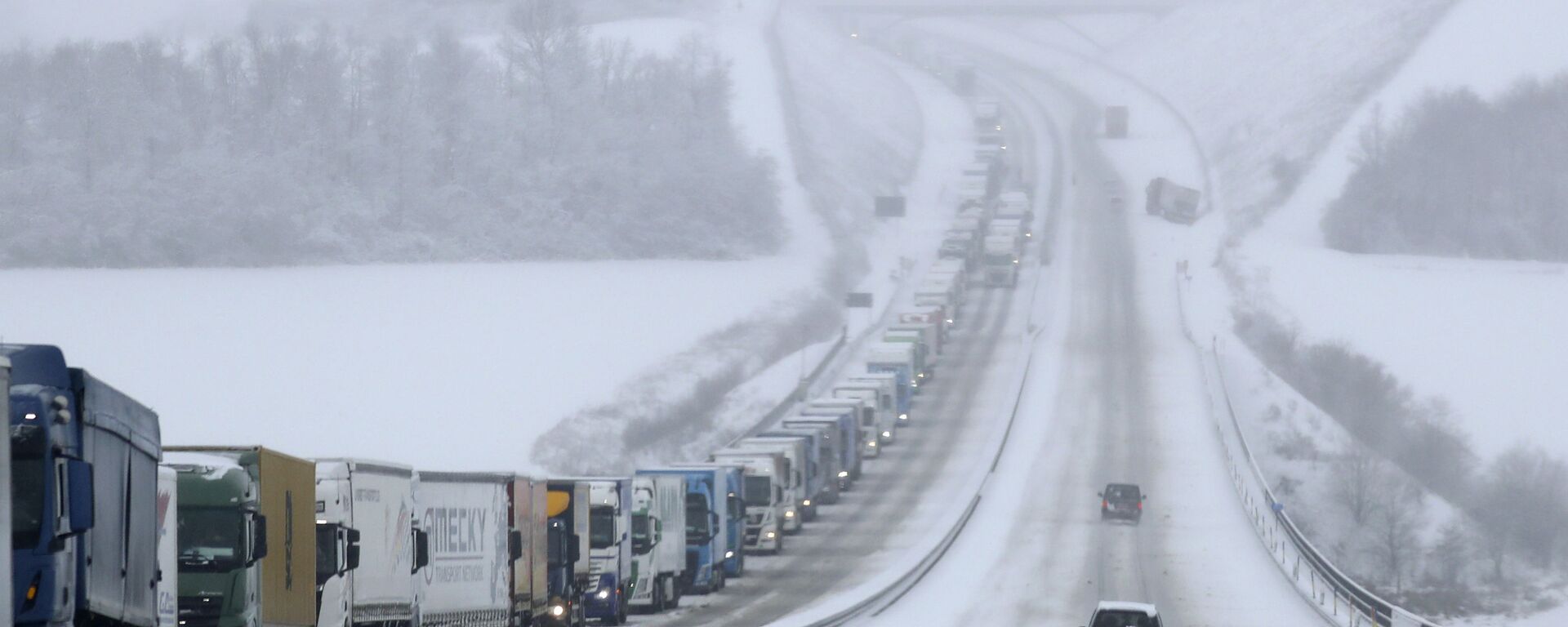 Грузовики на трассе во время снегопада в Германии - Sputnik Ўзбекистон, 1920, 14.01.2026