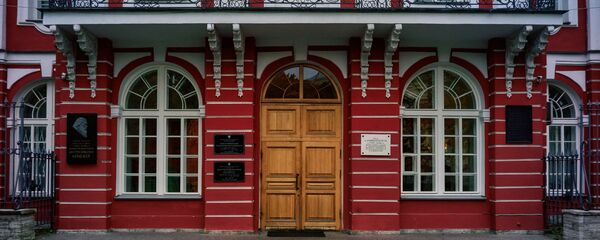 Главное здание Санкт-Петербургского Государственного университета на Васильевском острове в Санкт-Петербурге - Sputnik Узбекистан