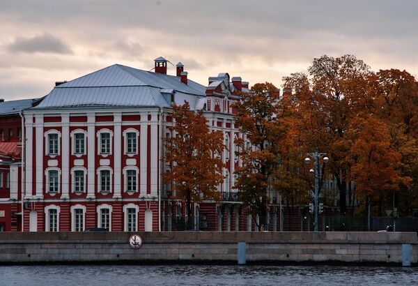 Главное здание СПбГУ на Васильевском острове в Санкт-Петербурге - Sputnik Узбекистан
