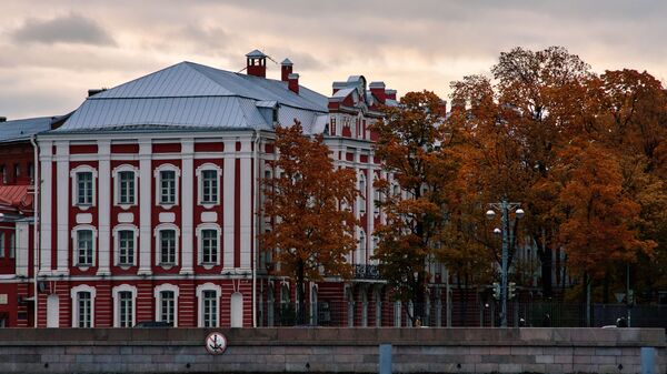Главное здание СПбГУ на Васильевском острове в Санкт-Петербурге - Sputnik Узбекистан