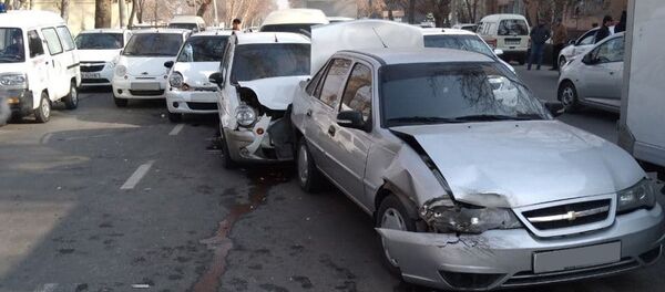 DTP s uchastiyem 5 mashin v Uchtepinskom rayone Tashkenta - Sputnik O‘zbekiston