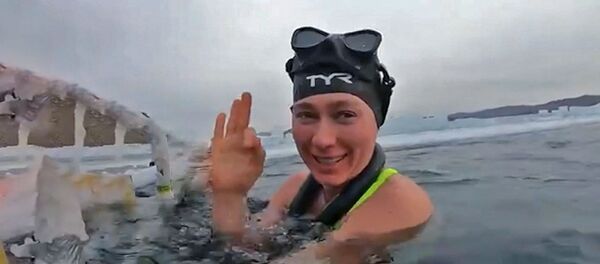 Мировой рекорд подо льдом Байкала: 85 метров без гидрокостюма – видео  - Sputnik Ўзбекистон