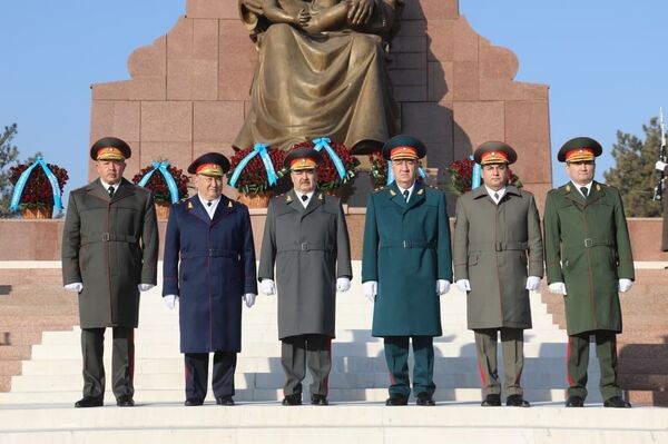 Siloviki pochtili pamatnik Schastlivoy materi - Sputnik O‘zbekiston