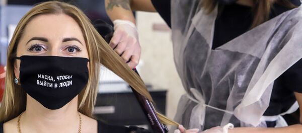 Devushka v maske v parikmaxerskoy - Sputnik O‘zbekiston