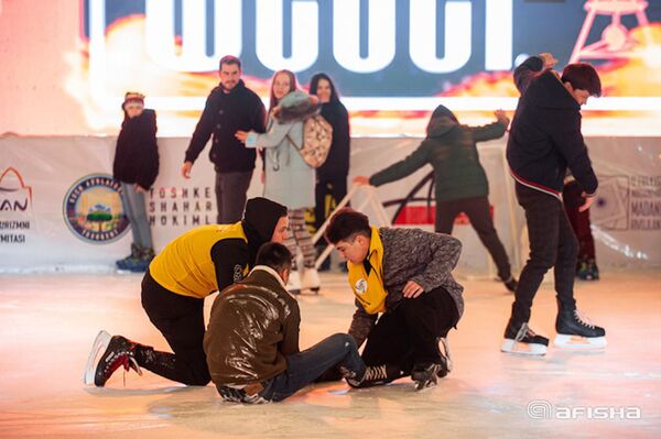 Романтичный Ташкент: парень сделал предложение девушке на городском катке - фото - Sputnik Узбекистан