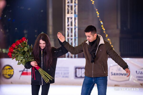 Романтичный Ташкент: парень сделал предложение девушке на городском катке - фото - Sputnik Узбекистан