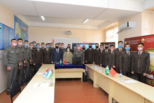 Нацгвардейцы на занятии по изучению китайского языка - Sputnik Узбекистан