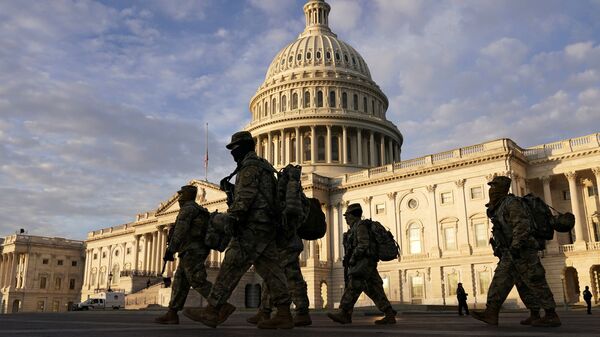 Военнослужащие Национальной гвардии США у здания Капитолия в Вашингтоне - Sputnik Узбекистан